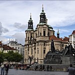 Monument dédié à Jan Hus.האנדרטה של יאן הוס על רקע קתדרלת ניקולאס הקדוש 